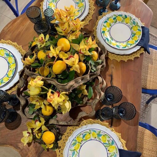 Quando a cadeira colorida acrescenta ainda mais… Mesa linda com peças @larmoni…