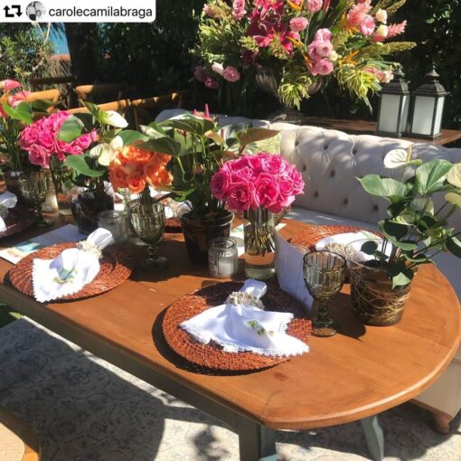 #repost @carolecamilabraga
・・・
A ideia da mesa com composição de vasos de flor…