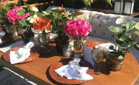 #repost @carolecamilabraga
・・・
A ideia da mesa com composição de vasos de flor…