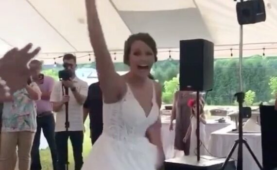 Já pensou uma surpresa dessas? 

#noivaeventuale #eventuale #wedding #weddingdes…