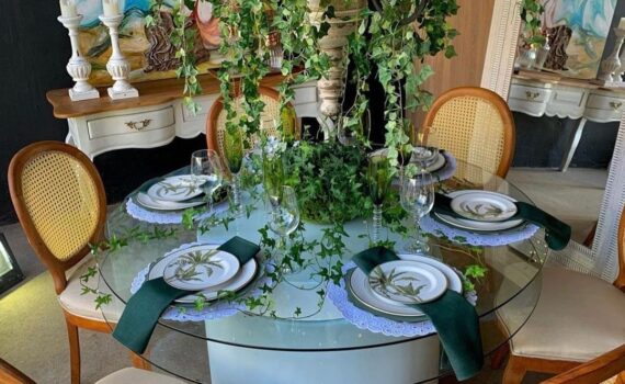 Já pensou em fazer sua decoração sem flores? As folhagens são lindas e podem ser…