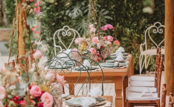 As mesas de família são um ponto tradicional nos projetos de decoração de casame…