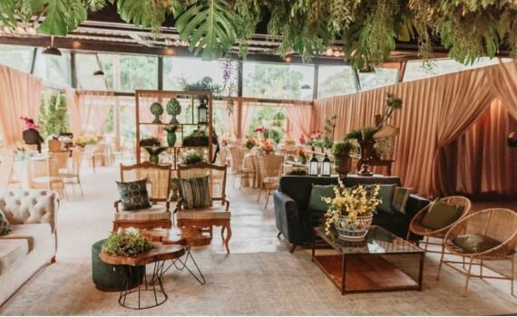 Os lounges na pista de dança são super práticos e integram os ambientes.  Não im…