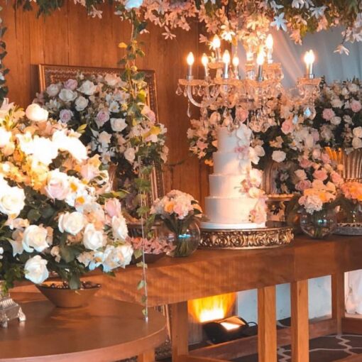 Ornamentação clássica e elegante com móveis em madeira sempre dão uma combinação…