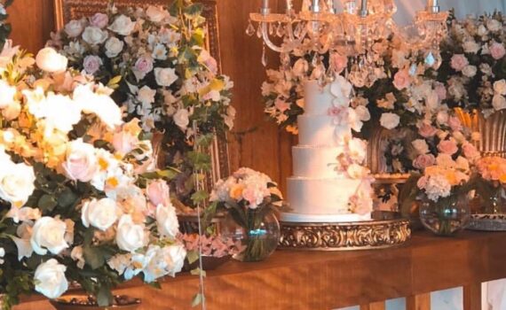 Ornamentação clássica e elegante com móveis em madeira sempre dão uma combinação…