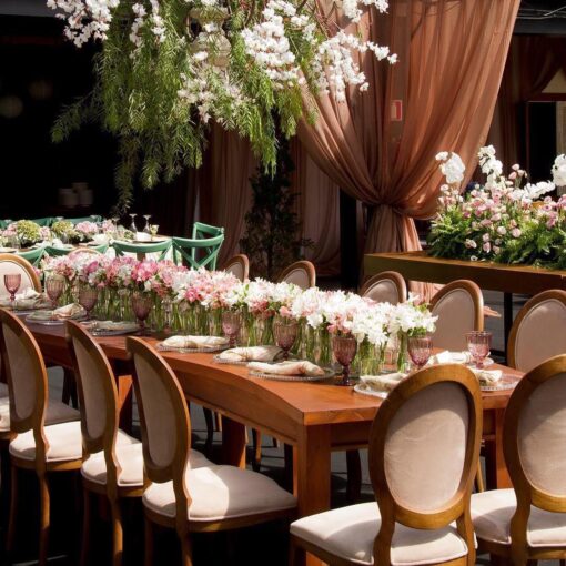 A mesa de família é um ponto tradicional e super destacado na decoração de casam…