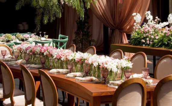 A mesa de família é um ponto tradicional e super destacado na decoração de casam…