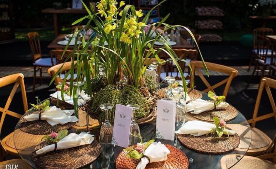 Madeira, vidro e rattan sempre formam um conjunto leve e bonito. Esse projeto li…