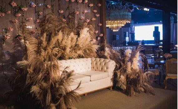 Aquela entrada Uauuuuu com backdrop lindo, com capim dos pampas e hortênsias! Pr…