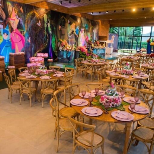 O aniversário da Lara foi uma linda festa de princesa, com muita cor e muito amo…