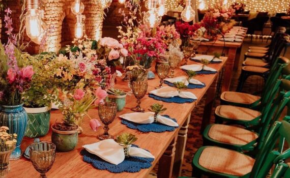 Delícia lembrarmos deste casamento vibrante, cheio de cores, flores e luzes!!! P…