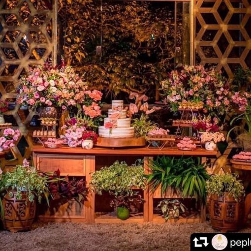 #repost @peplumcerimonial
・・・
Ahhhh a mesa de doces  Ela fica linda quando anoit…