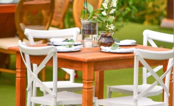 As mini mesas quadradas ou redondas são um charme e dão movimento à decoração, s…