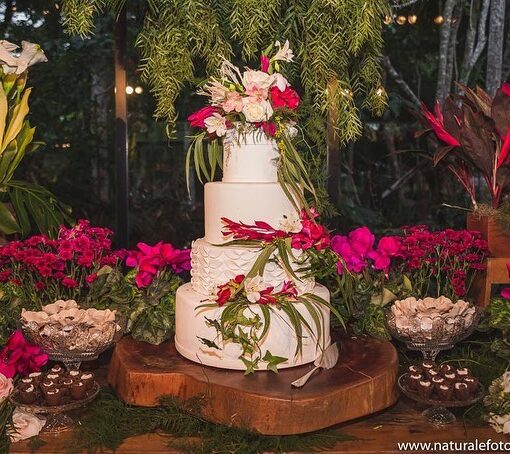 Posso colocar flores coloridas no meu casamento? Pode e deve!!! Fica lindo, vi…