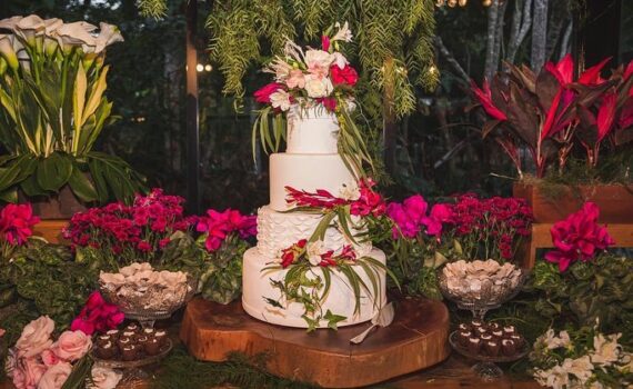 Posso colocar flores coloridas no meu casamento? Pode e deve!!! Fica lindo, vi…