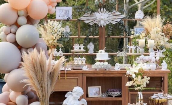 Batizado lindo, comemorado em casa! Com poucas peças, você pode montar uma mesa …