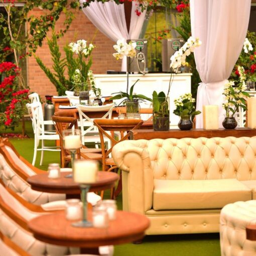 Os sofás tazem um charme ao espaço e a idéia de que ali realmente é uma continui…