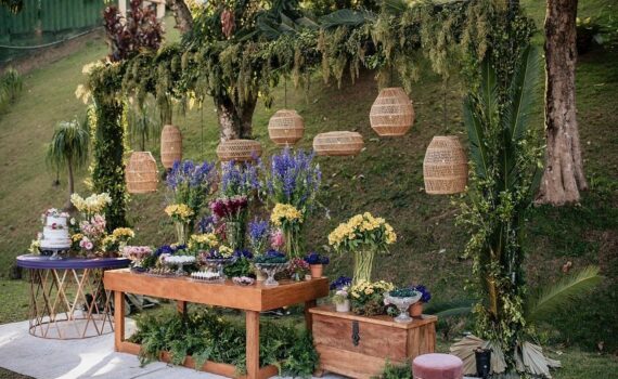 Uma mesa de bolo roxa? 

Simmmm e ficou linda!!! Ousada, moderna e totalmente de…