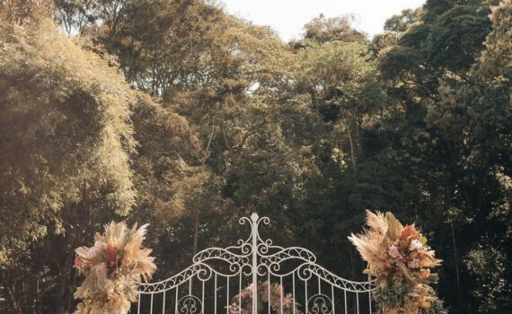 Uma cerimonia elegante! De longe já se avistava a montagem com uma decoração sup…