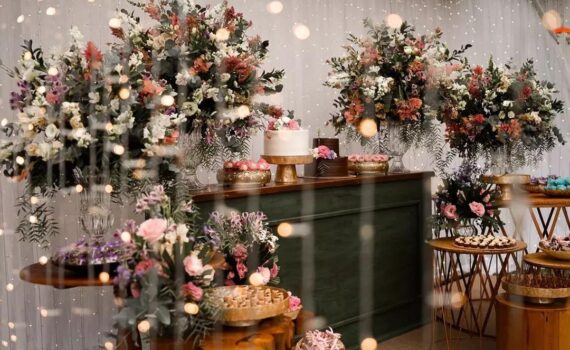 Uma mesa delicada, romântica e com muitas luzinhas. 
Eu não sei vocês, mas essa …