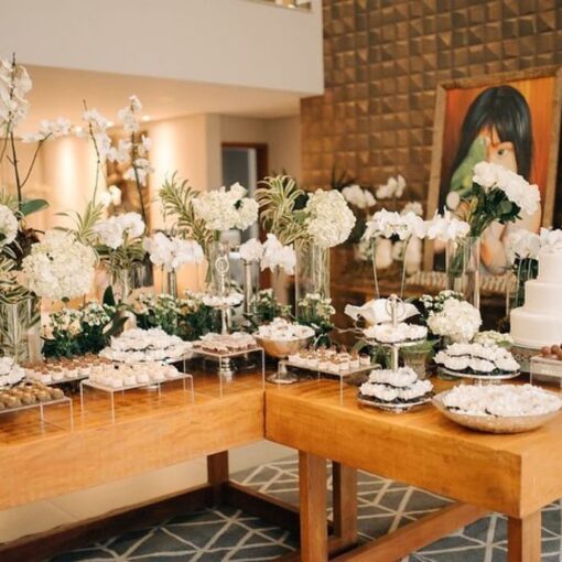 Uma recepção super elegante em casa, na cidade de São João Nepomuceno, para Adri…