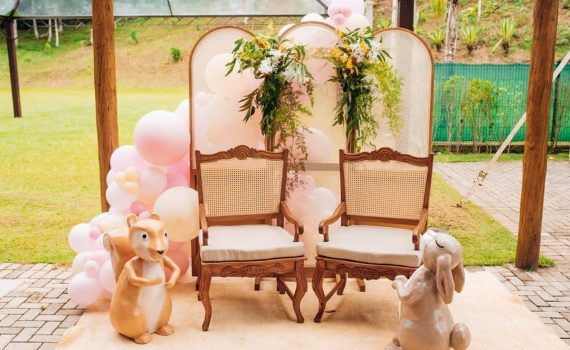 Um salão harmônico, mobiliário lindíssimo e um buffet de dar água na boca. 

Ass…