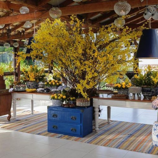 Uma paleta ousada e de muito bom gosto! Azul, branco e amarelo!  
@peplumcerimon…