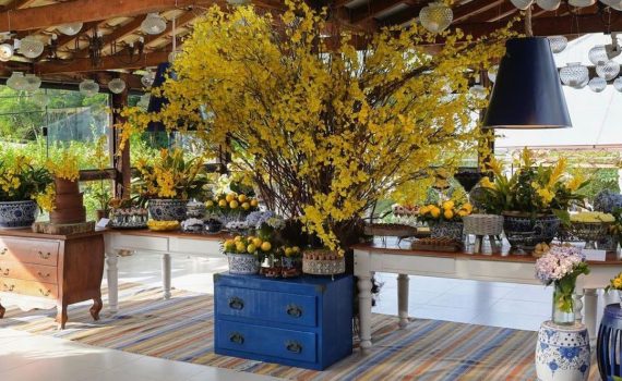 Uma paleta ousada e de muito bom gosto! Azul, branco e amarelo!  
@peplumcerimon…