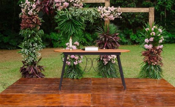 Detalhes de uma cerimonia linda, com arco duplo, que ficou a cara da riqueza!  
@peplumcerimonial 
@toninhoale…