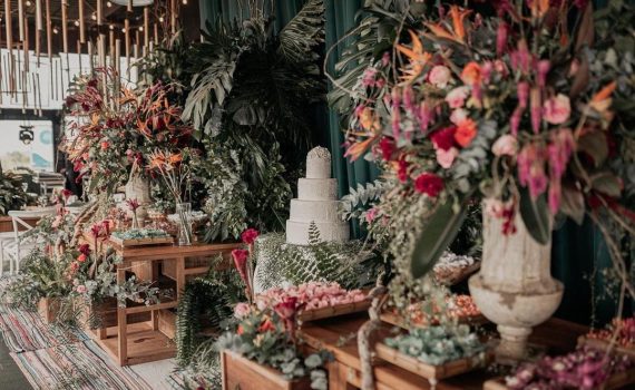 Para as que adoram uma ousadia, uma mesa de doces nada tradicional! 

– Diversidade floral com rosas laranjas,…