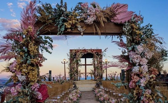 Quer um conselho? Capriche na cerimônia!

Muitas noivas preferem investir na decoração da festa e acabam deixa…