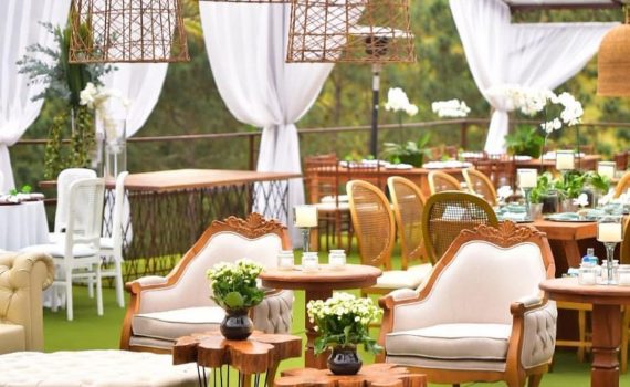 A madeira se tornou um item indispensável na decoração, a mistura dela com os estofados , luminárias e as flor…