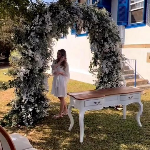 Um casamento lindo, com mobiliário super moderno , muita madeira, palha… .
Muitas rosas perfumando a festa e t…