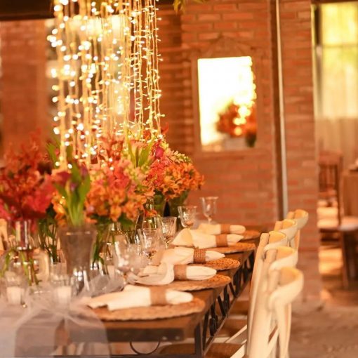 A paleta terracota foi  acompanhada de mix de elementos e flores. 
Um super acerto que deixou a mesa de famíli…