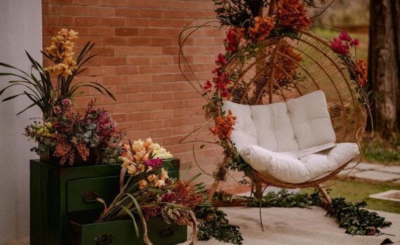 Além de charmoso, o balanço é uma peça coringa que pode ser usada de diversas formas! No lounge, complementand…