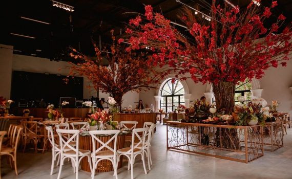 Cris, tenho que colocar cadeiras para todos os convidados? 

Essa é a pergunta que mais recebo no dia a dia! E…