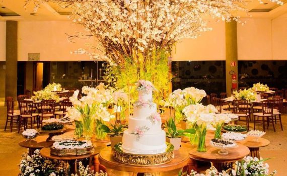 E essa mesa de doces 360, com uma arvore de ferro pintada de dourada, envolta de cerejeira branca, diversas me…