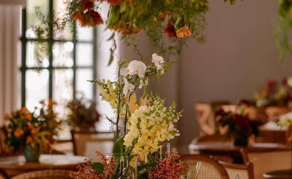 Detalhes e mais detalhes! Paleta laranja, pink, amarelo e verde! 
Mesa de família 
Bolo
Mesas postas
@peplumce…